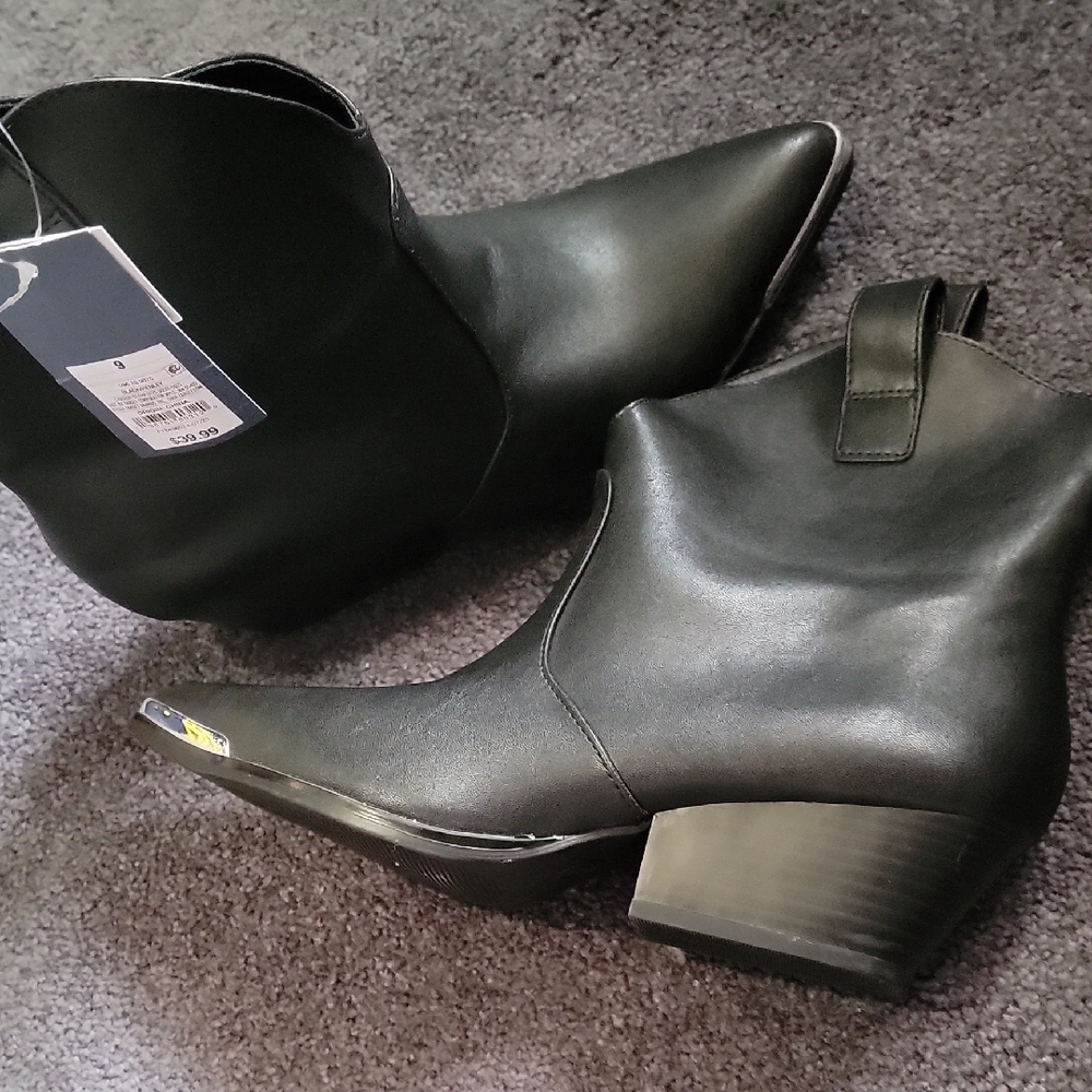 Black Ankle Boots with Chunky Heel and Minimalist Design